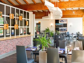 Breakfast, lunch, dinner served; French cuisine  - Novotel Grenoble Nord Voreppe (Voreppe)