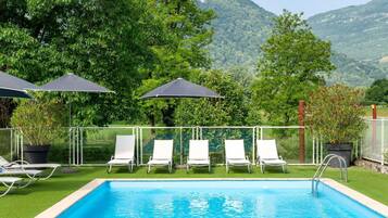 Piscine extérieure (ouverte en saison), chaises longues