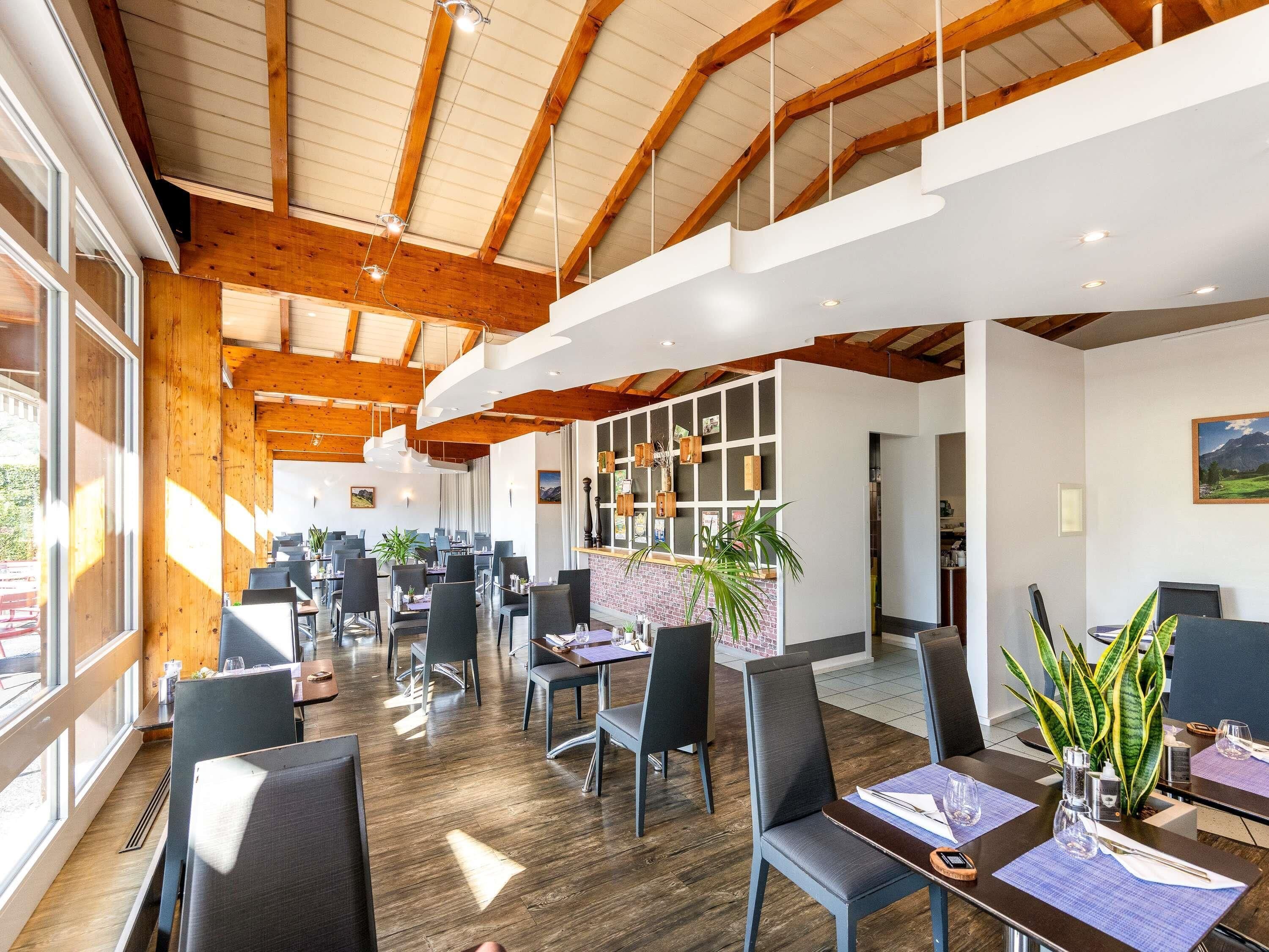 Serveert ontbijt, lunch, diner, Franse gerechten 