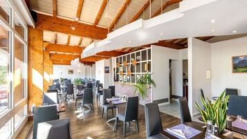 Serveert ontbijt, lunch, diner, Franse gerechten