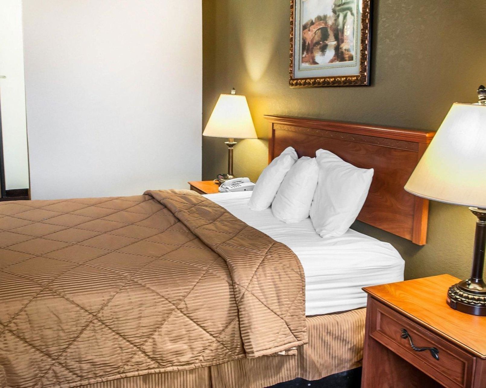 Desk, iron/ironing board, free WiFi, bed sheets
