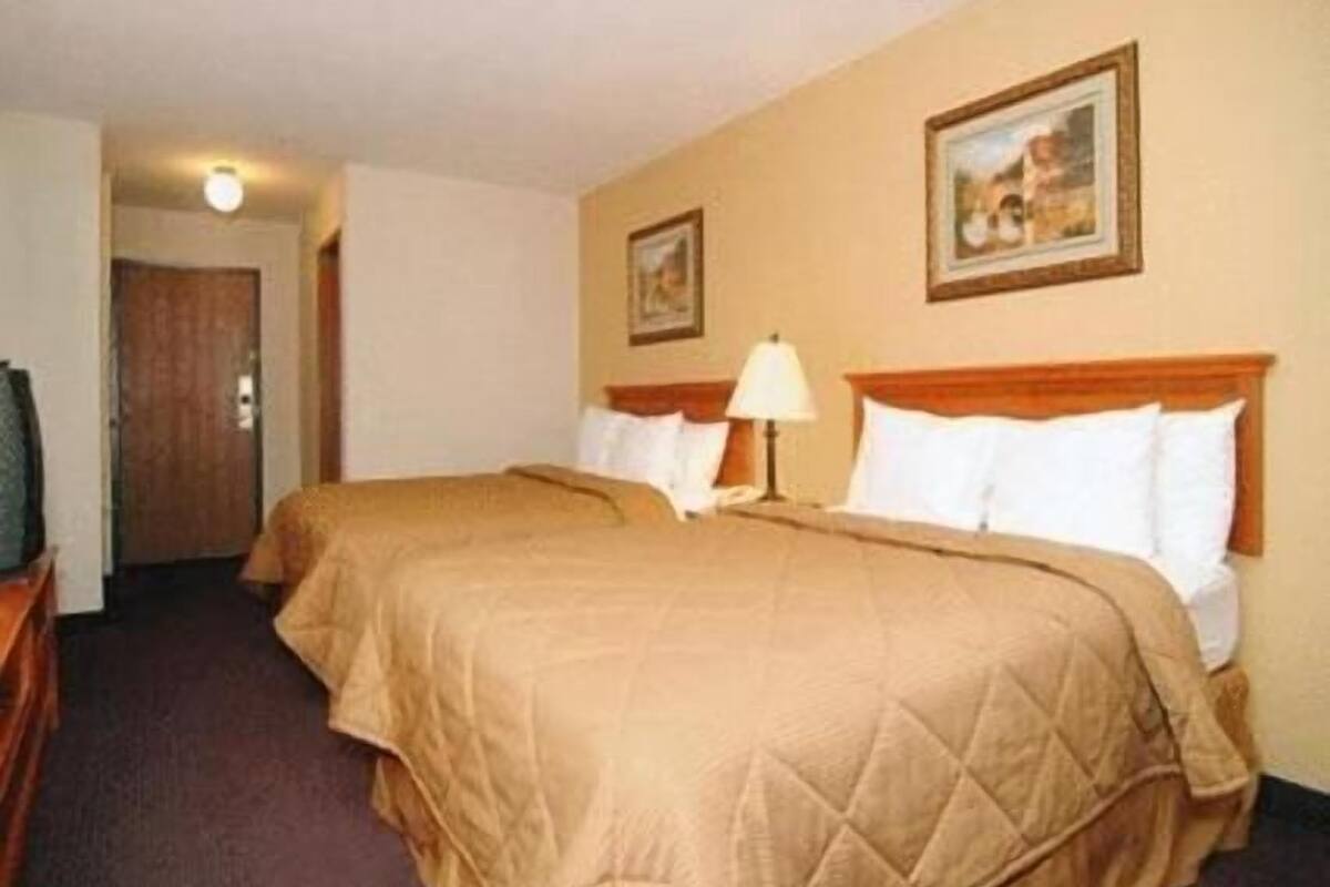 Desk, iron/ironing board, free WiFi, bed sheets