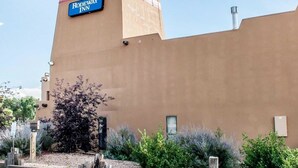 Un edificio independiente con un letrero que dice "RODEWAY INN".