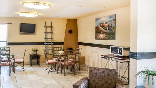 Un vestíbulo con chimenea, zona de estar y un cuadro en la pared.