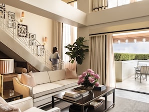 Townhouse Suite | Premium bedding, free minibar, in-room safe, blackout drapes