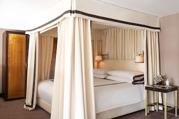 Townhouse Suite | Premium bedding, free minibar, in-room safe, blackout drapes at Sunset Tower Hotel