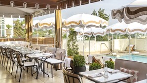 朝食、ランチ、ディナーに営業