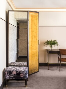 Premium bedding, free minibar, in-room safe, blackout drapes at Sunset Tower Hotel