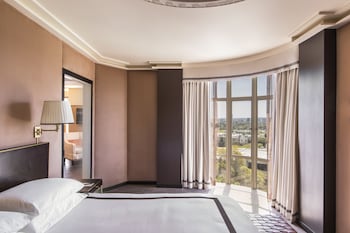 Premium bedding, free minibar, in-room safe, blackout drapes at Sunset Tower Hotel