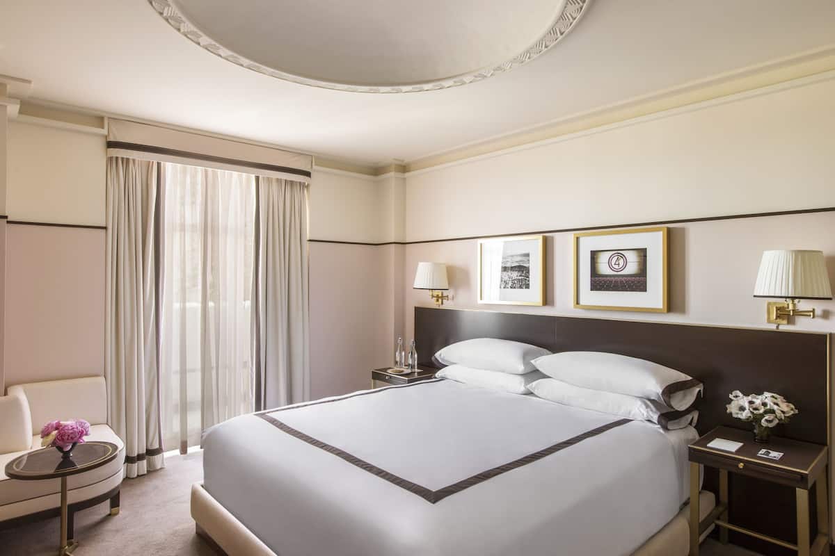 Deluxe King | Premium bedding, free minibar, in-room safe, blackout drapes