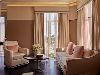 Deluxe King Suite | Premium bedding, free minibar, in-room safe, blackout drapes at Sunset Tower Hotel