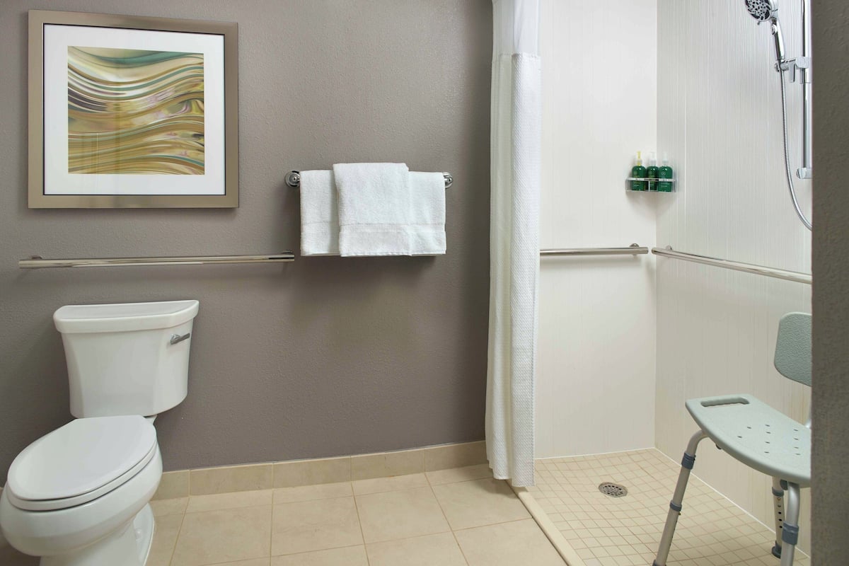 Room, 2 Double Beds, Non Smoking (Mobility Accessible, Roll-in Shower) | Bathroom
