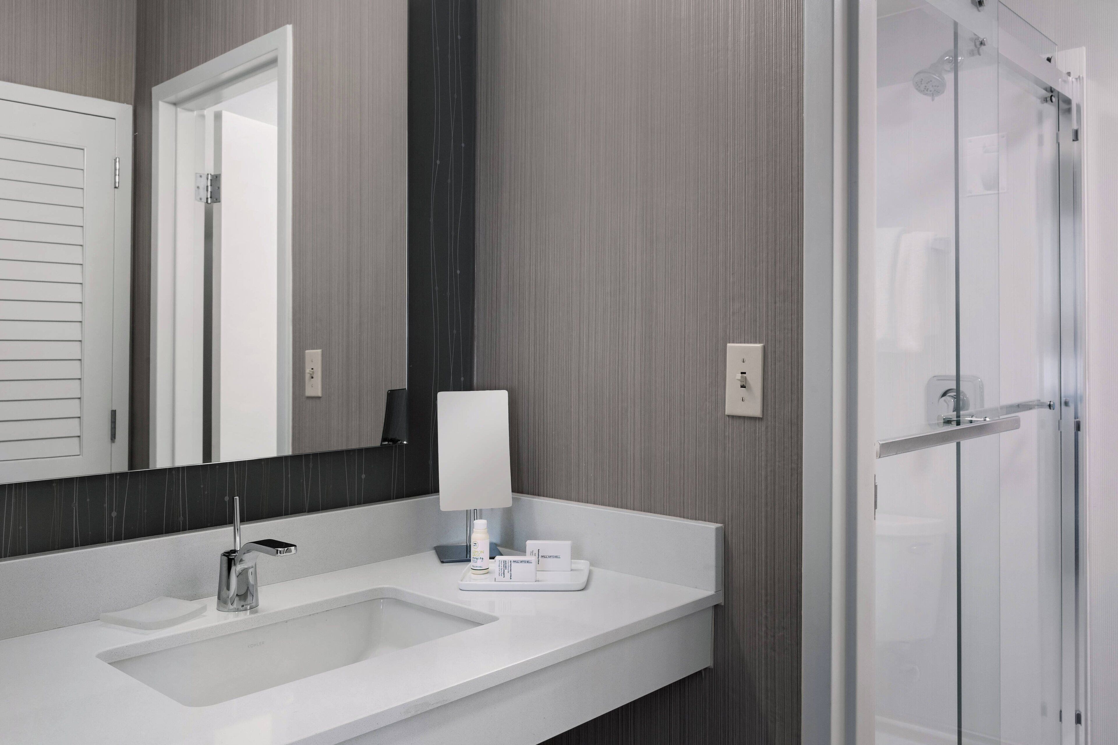 combined shower/bathtub, hair dryer, towels