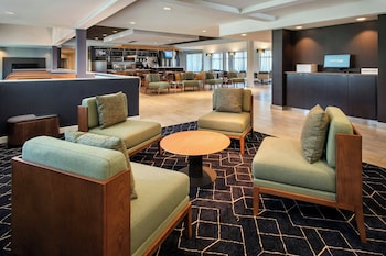 Lobby lounge at Courtyard by Marriott Philadelphia Devon/Villanova