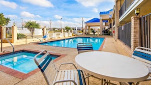 Piscine extérieure, chaises longues