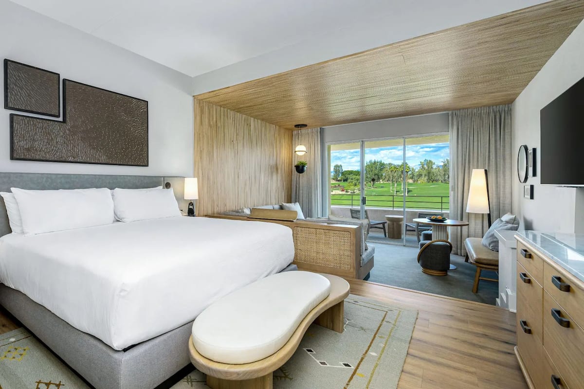 Deluxe-rum - 1 kingsize-säng - utsikt mot golfbanan | 1 sovrum, allergitestade sängkläder och värdeförvaringsskåp på rummet
