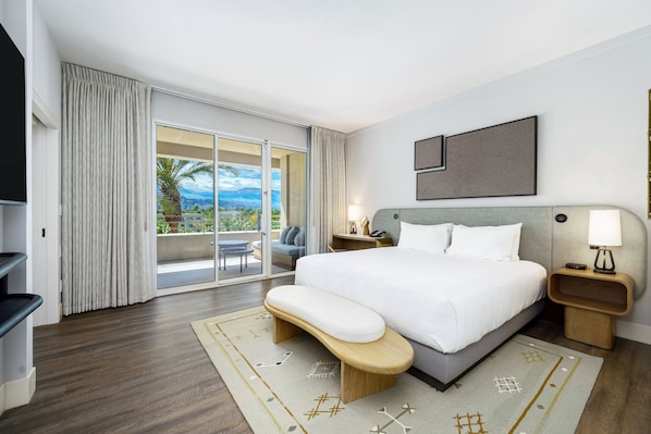 Hypo-allergenic bedding, in-room safe, desk, blackout curtains