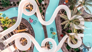 9 piscinas al aire libre, camas de piscina con cargo, sombrillas