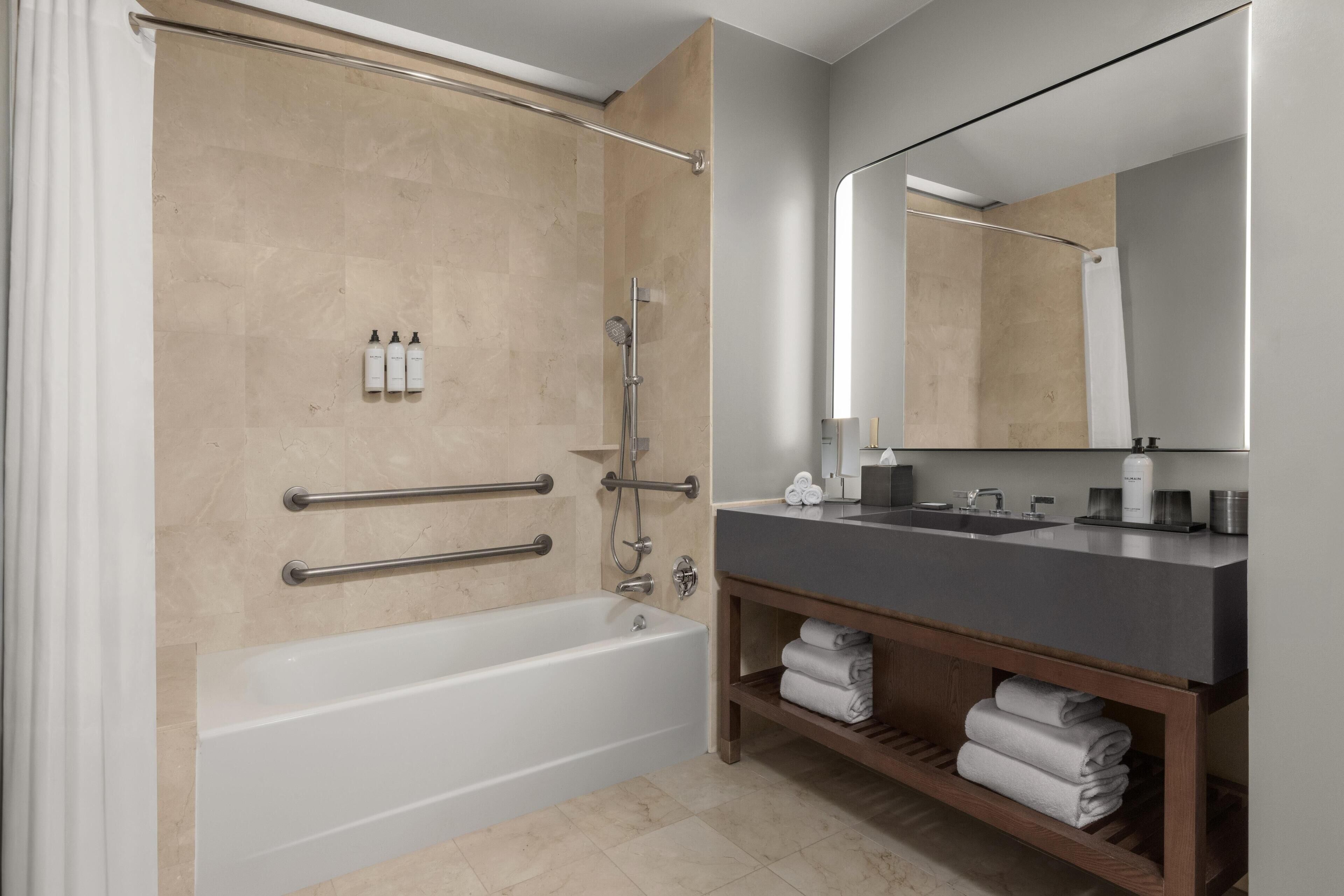 Room, 1 King Bed, Bathtub | Bathroom