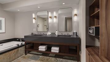 Une salle de bain moderne avec un meuble-lavabo à deux vasques, un grand miroir et une douche intégrée.