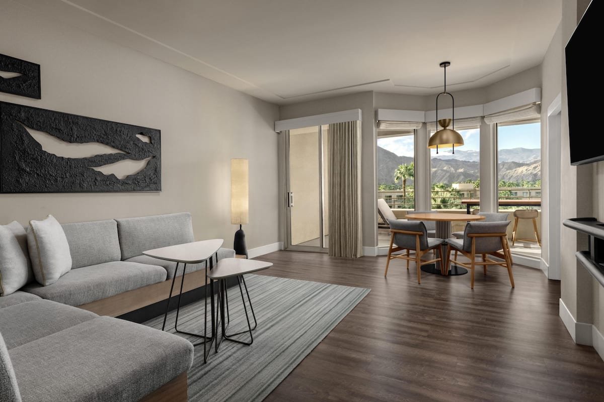 Hypo-allergenic bedding, in-room safe, desk, blackout drapes