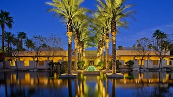 Couples treatment rooms, sauna, hot tub, steam room, body treatments