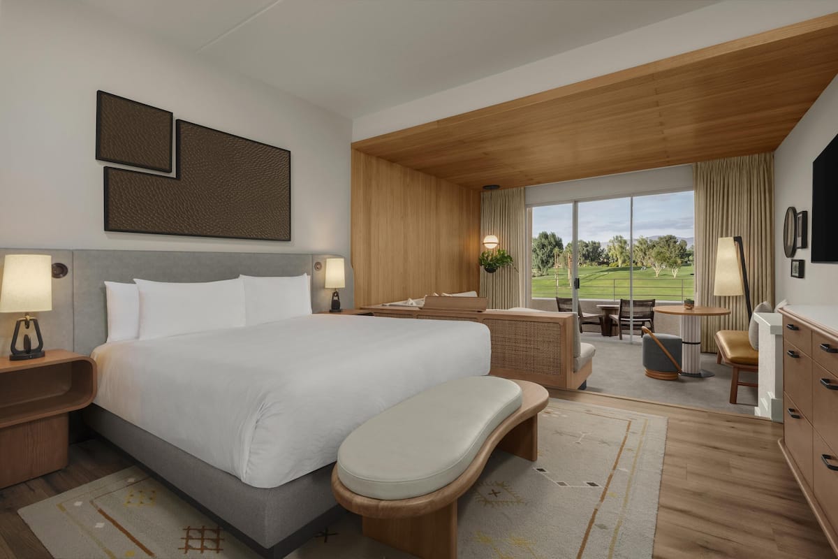 Rom – deluxe, 1 kingsize-seng, utsikt mot golfbane | Allergitestet sengetøy, safe på rommet, skrivebord og blendingsgardiner