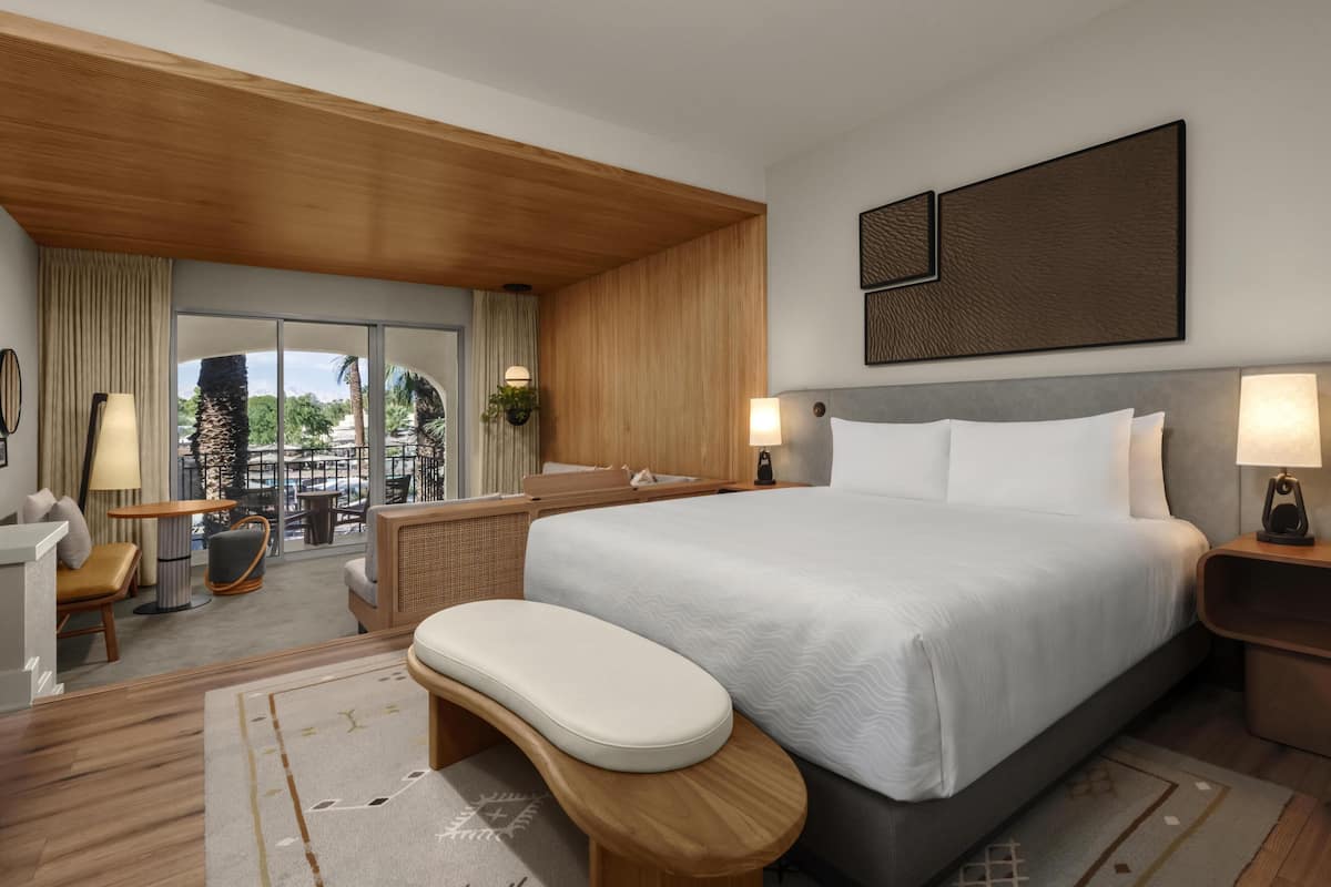 Hypo-allergenic bedding, in-room safe, desk, blackout drapes