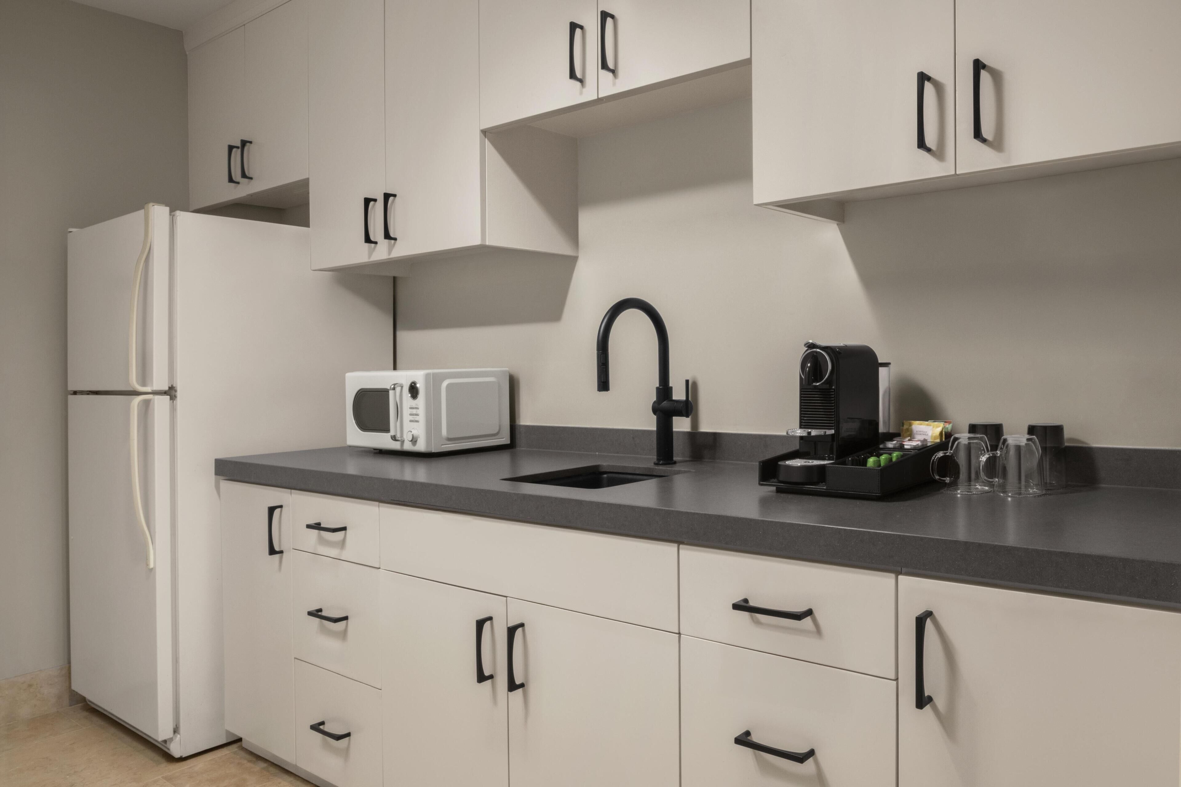 Suite (Champions) | Cuisine privée | Mini réfrigérateur, micro-ondes (sur demande), cafetière/bouilloire