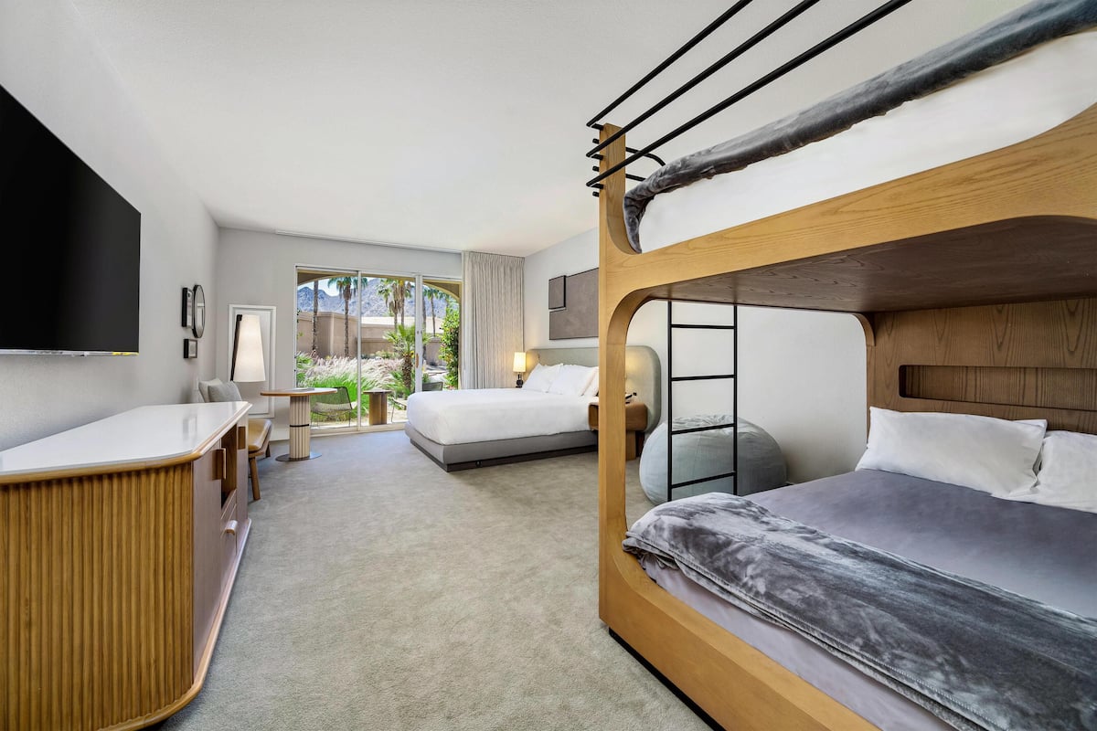 Chambre, 1 très grand lit | Literie hypoallergénique, coffres-forts dans les chambres, bureau