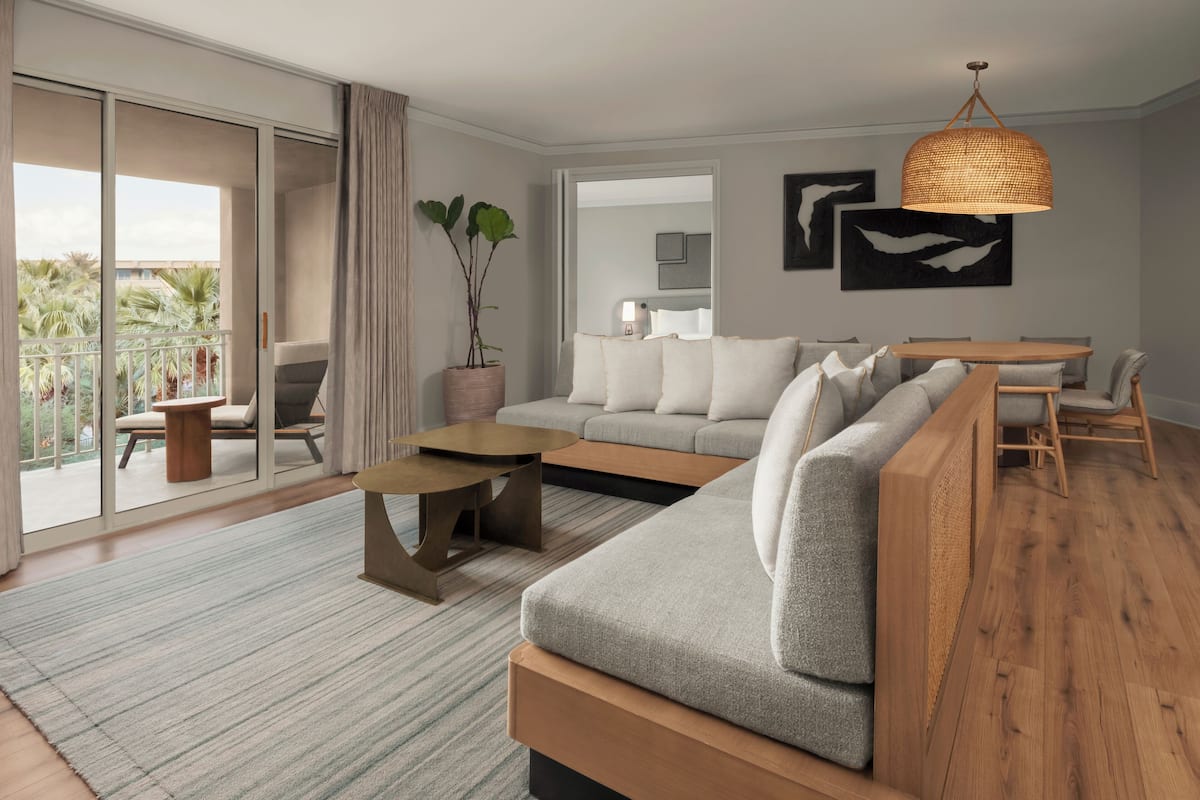 Suite (Champions) | Hypo-allergenic bedding, in-room safe, desk, blackout drapes