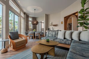 Télévision à écran plat de 65 pouces avec chaînes par satellite