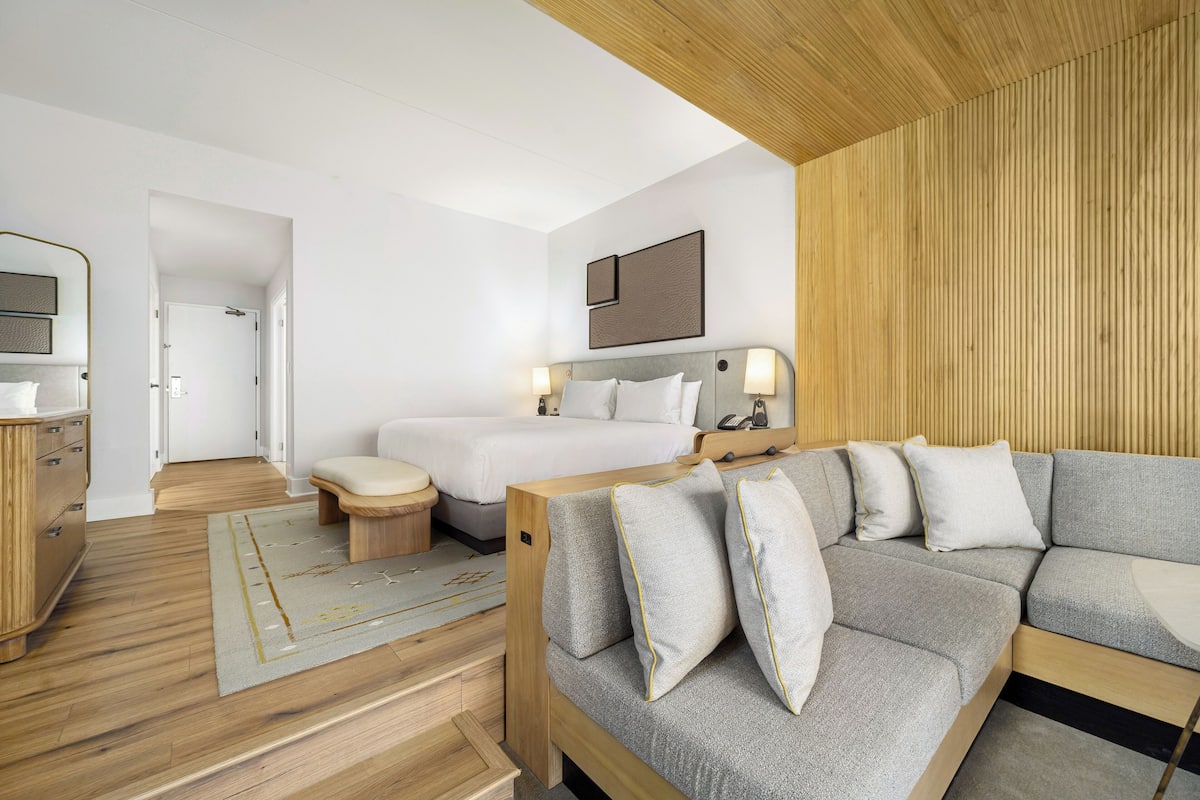 Ropa de cama hipoalergénica y caja de seguridad en la habitación