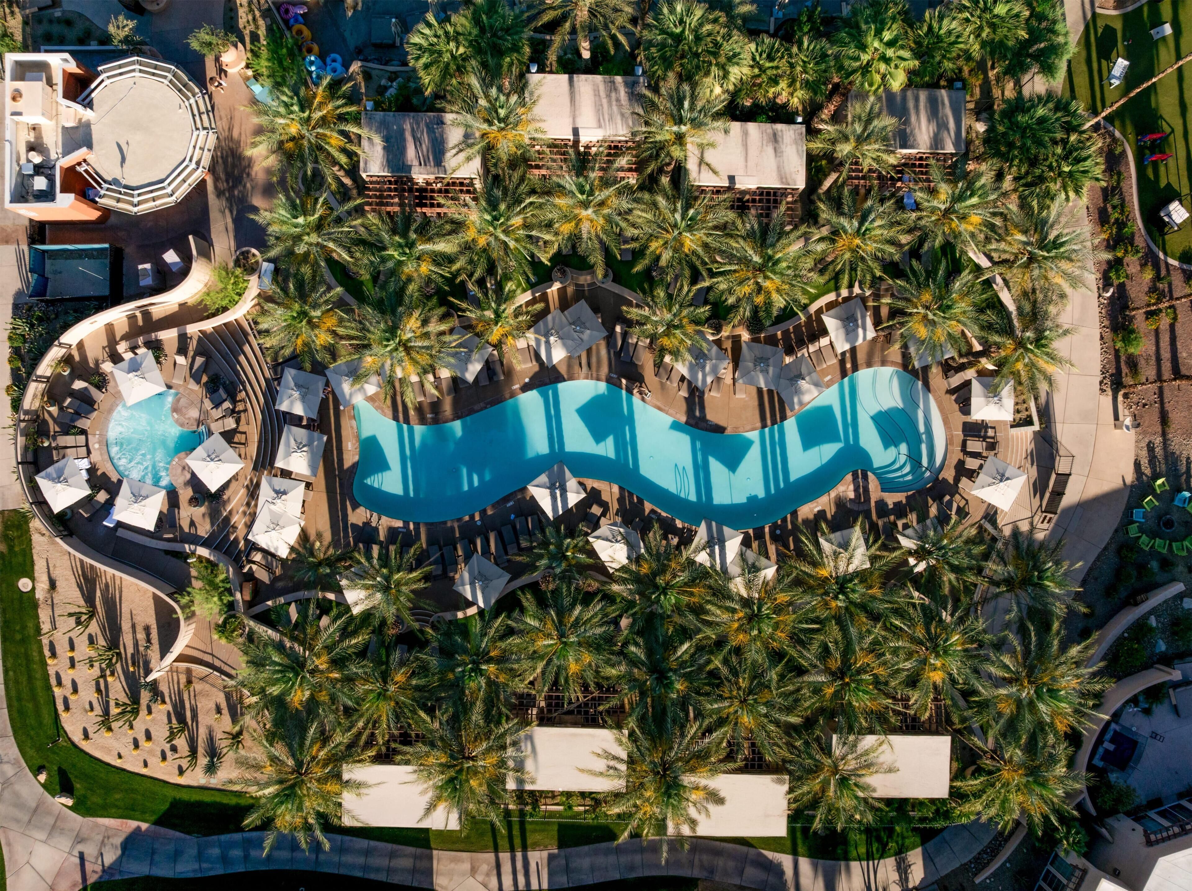 9 piscine all'aperto, cabanas (a pagamento), ombrelloni da piscina