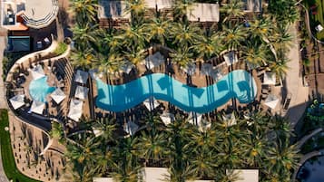 9 piscine all'aperto, cabanas (a pagamento), ombrelloni da piscina