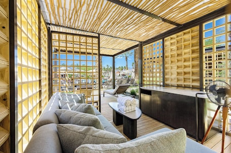 9 piscinas al aire libre, camas de piscina con cargo, sombrillas