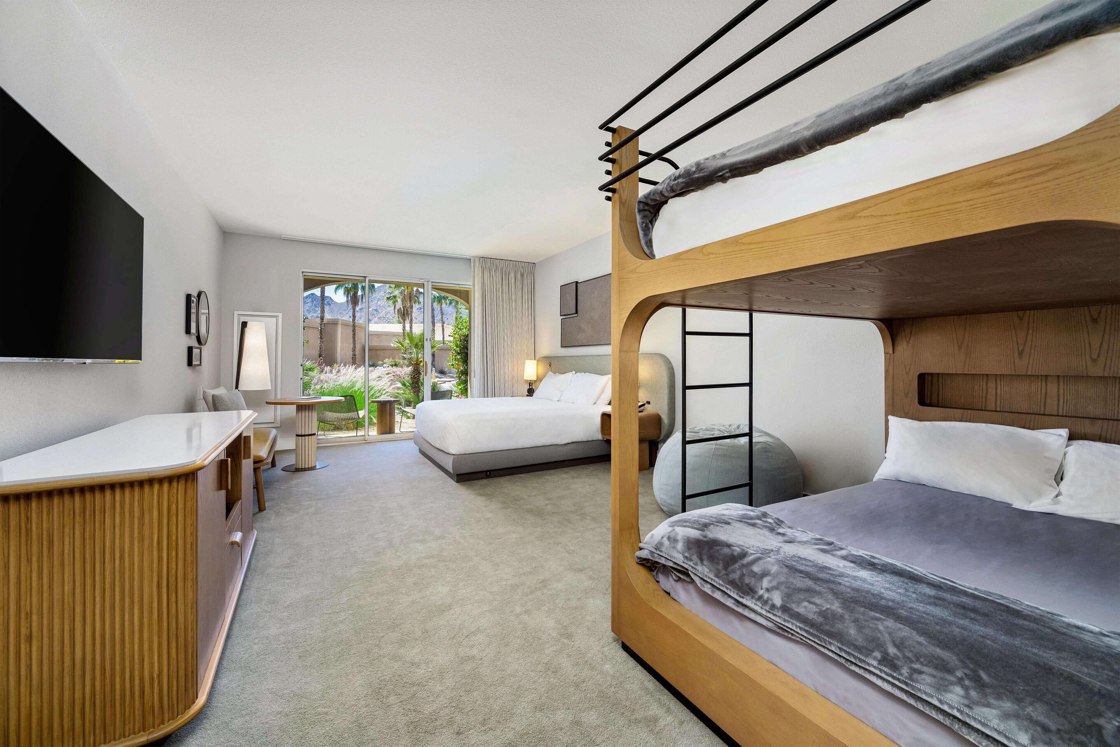 Chambre, 1 très grand lit | Literie hypoallergénique, coffres-forts dans les chambres, bureau