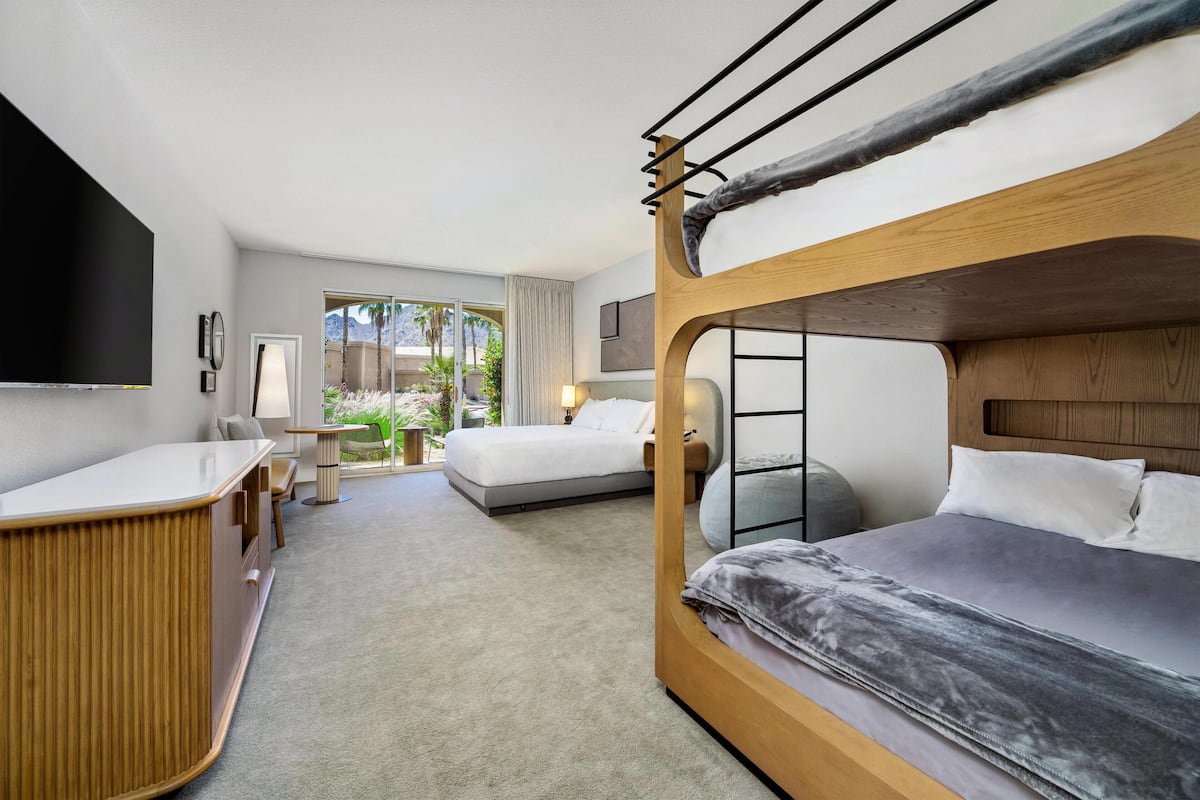 Chambre, 1 très grand lit | Literie hypoallergénique, coffres-forts dans les chambres, bureau