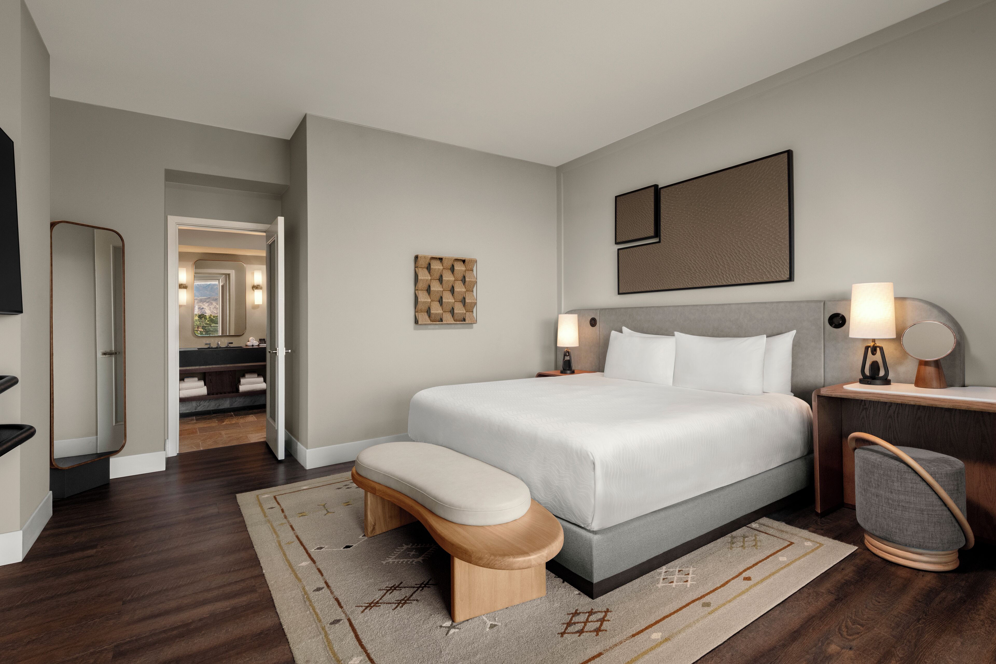 Allergitestet sengetøy, safe på rommet, skrivebord og blendingsgardiner