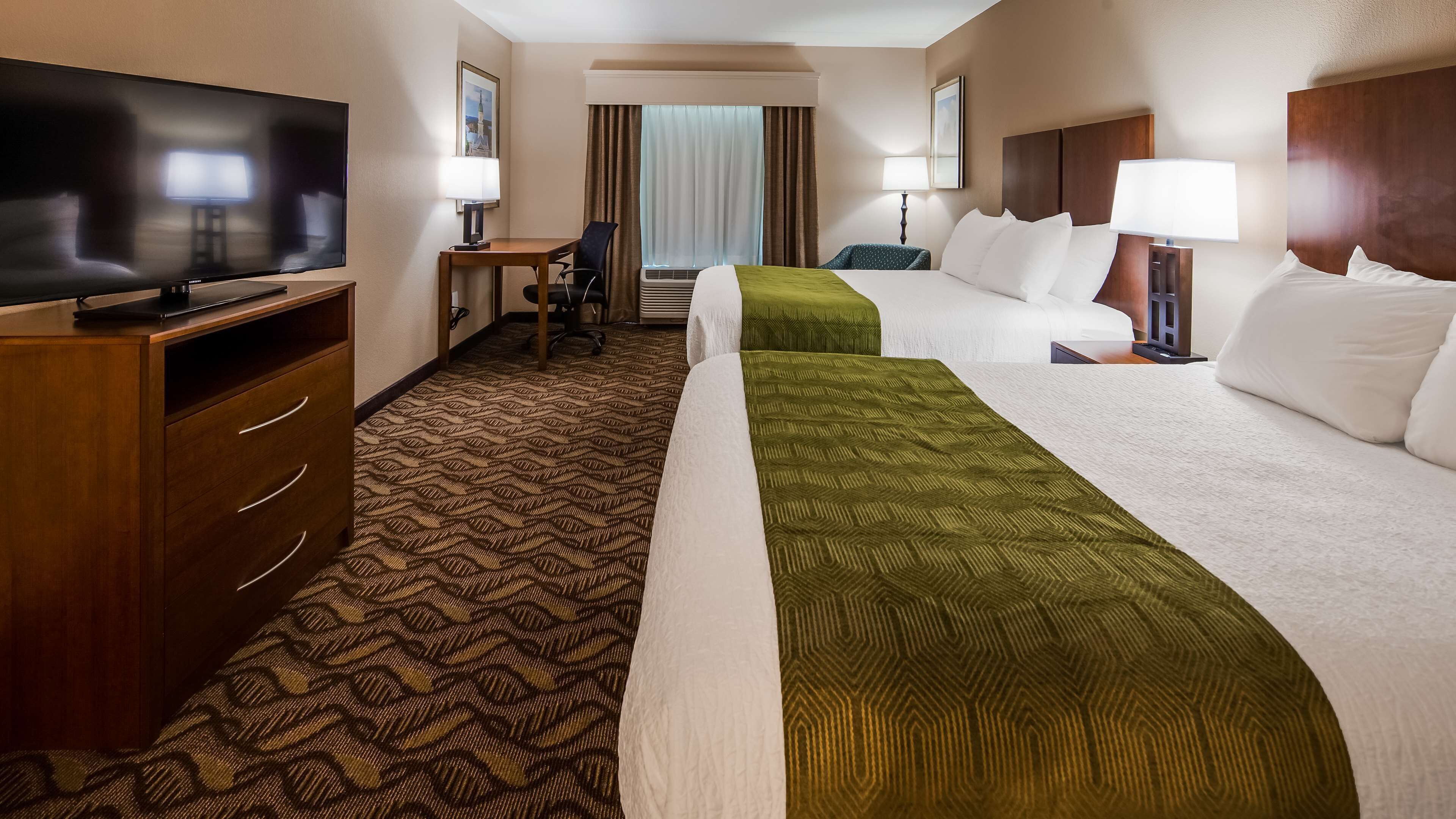 Donzen dekbedden, een bureau, een laptopwerkplek