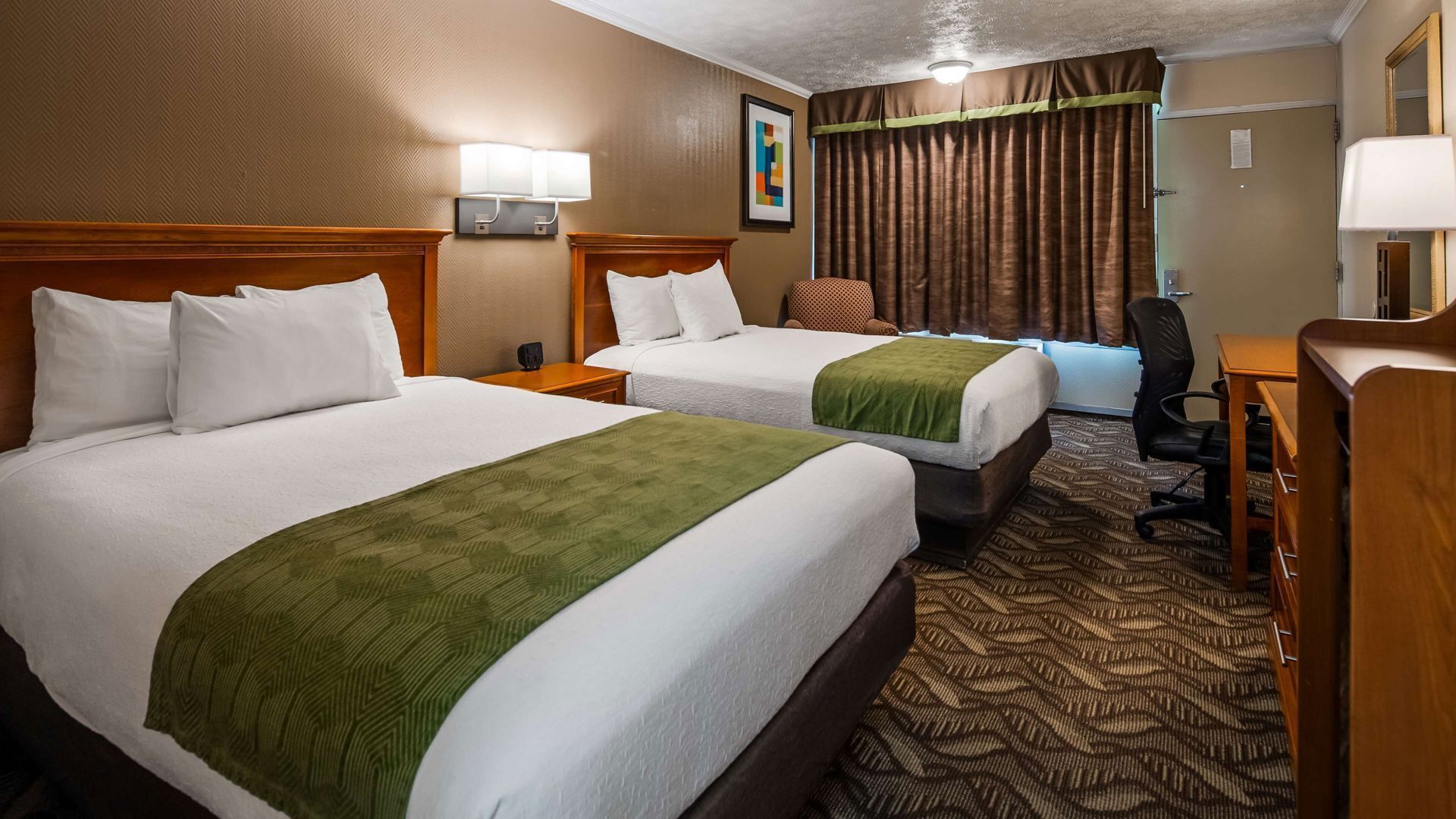 Donzen dekbedden, een bureau, een laptopwerkplek