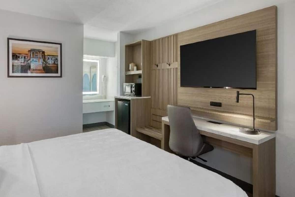 Pillowtop beds, desk, laptop workspace, soundproofing