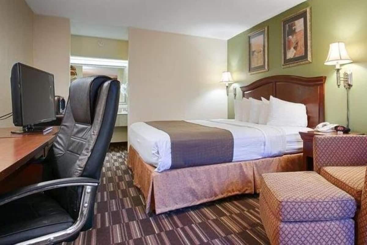 Pillow-top beds, desk, laptop workspace, soundproofing