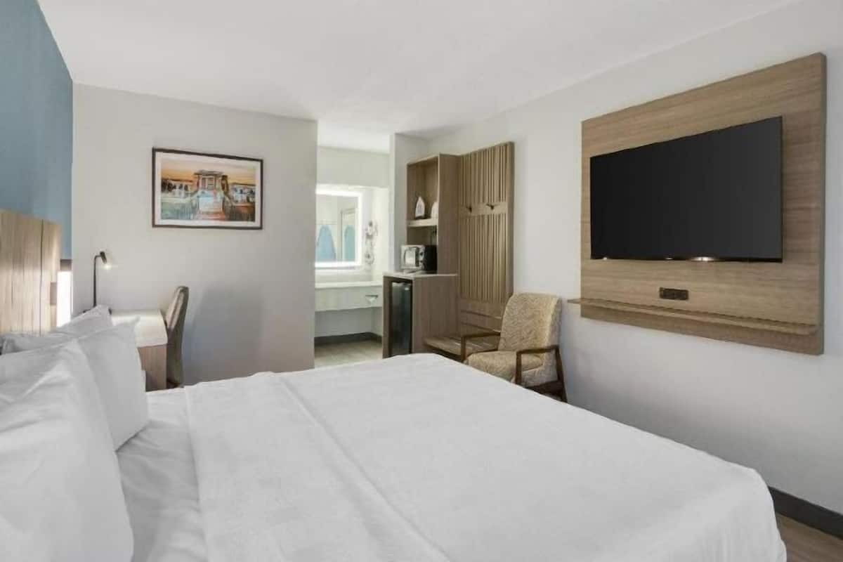 Pillowtop beds, desk, laptop workspace, soundproofing