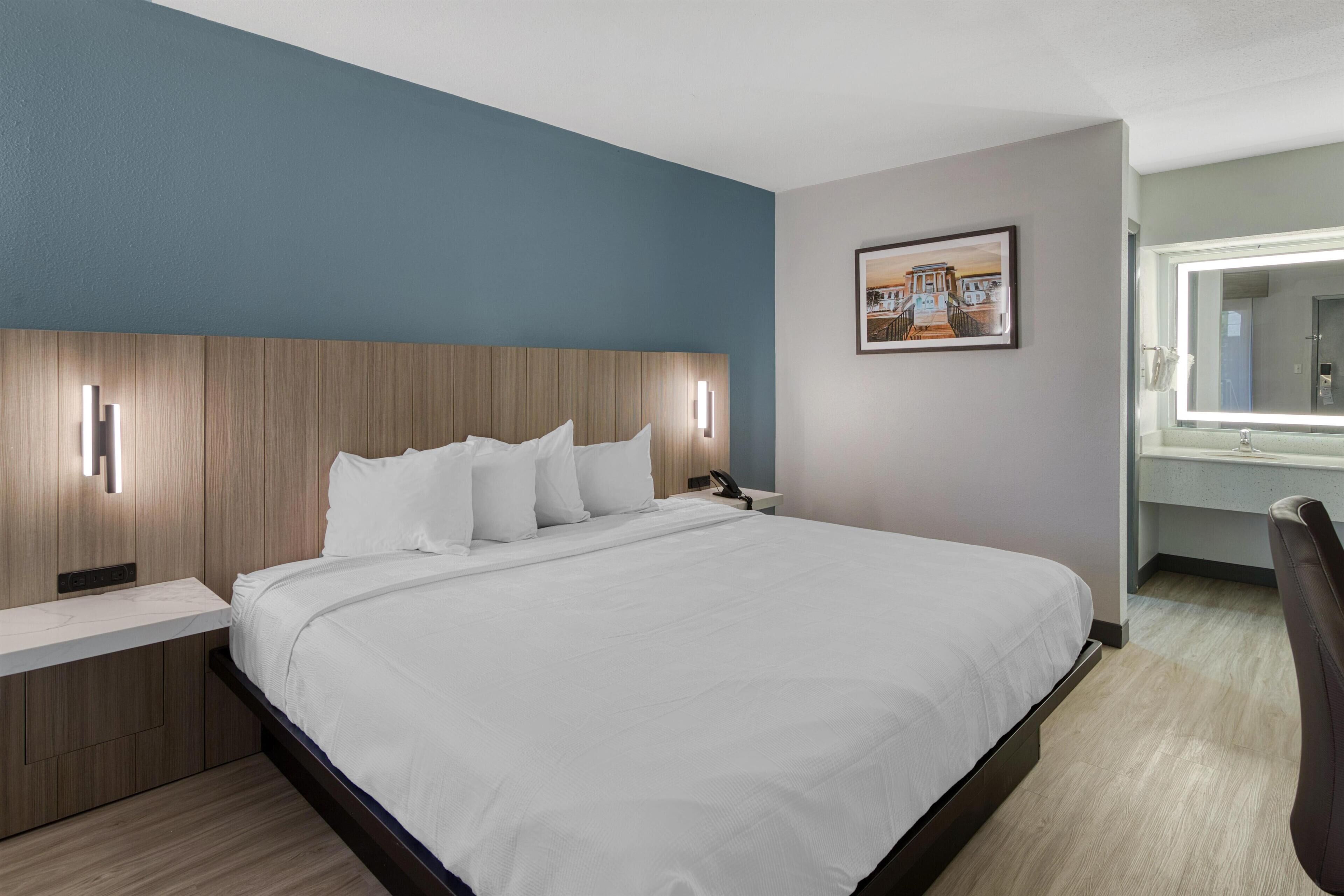 加厚床垫、办公桌、笔记本电脑工作区、隔音