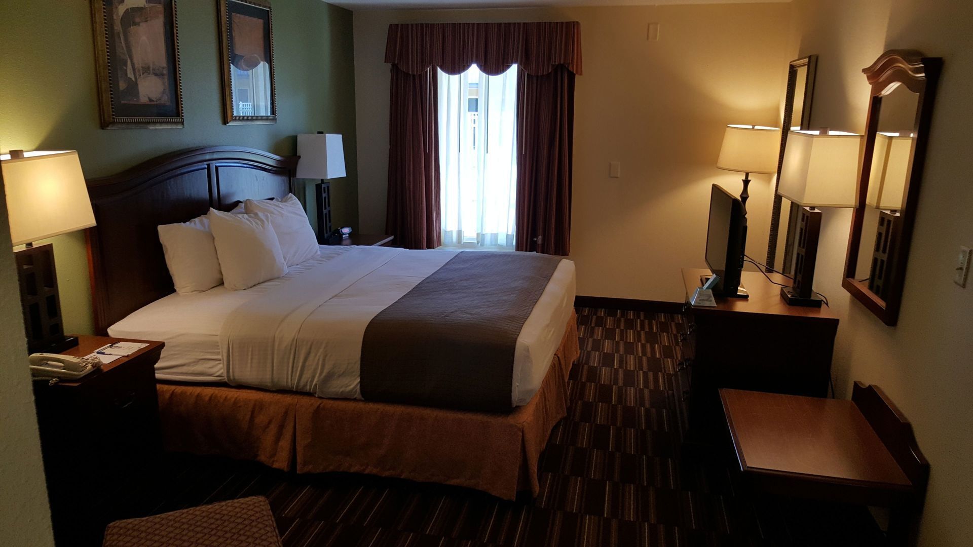 Senger med overmadrass, skrivebord og skrivebord for bærbar PC