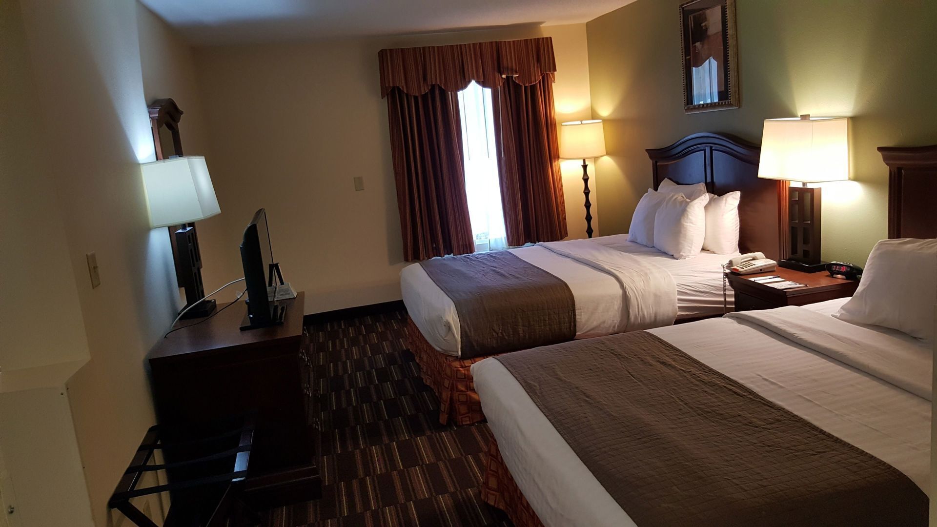 Senger med overmadrass, skrivebord og skrivebord for bærbar PC