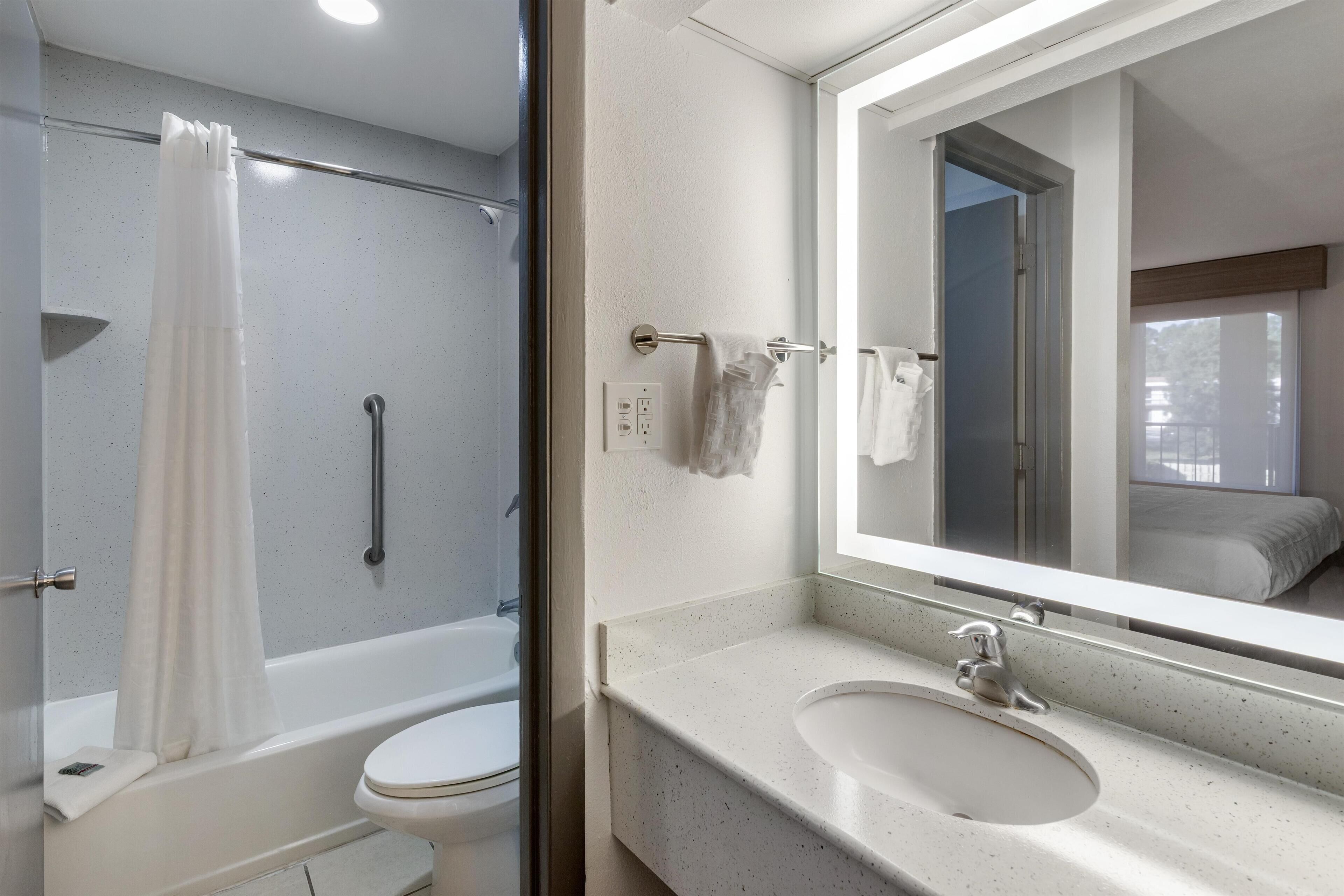 Une salle de bain avec une baignoire, des toilettes et un lavabo.