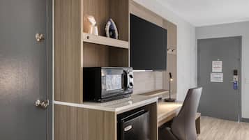 Standaard kamer, 2 queensize bedden, toegankelijk voor mindervaliden, bad (Pet Friendly) | Pillowtop-bedden, een bureau, een laptopwerkplek, geluiddichte muren