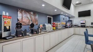 Un espace où l’on peut se servir soi-même pour le petit-déjeuner, avec des machines à café, un four à micro-ondes et un distributeur de boissons.